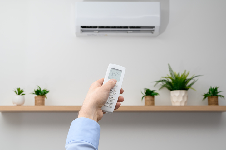 Air conditioner with heating function, heating period and home heating